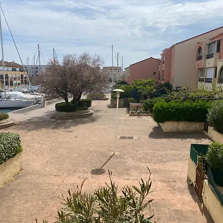 Le Cosy Dans La Marina De *